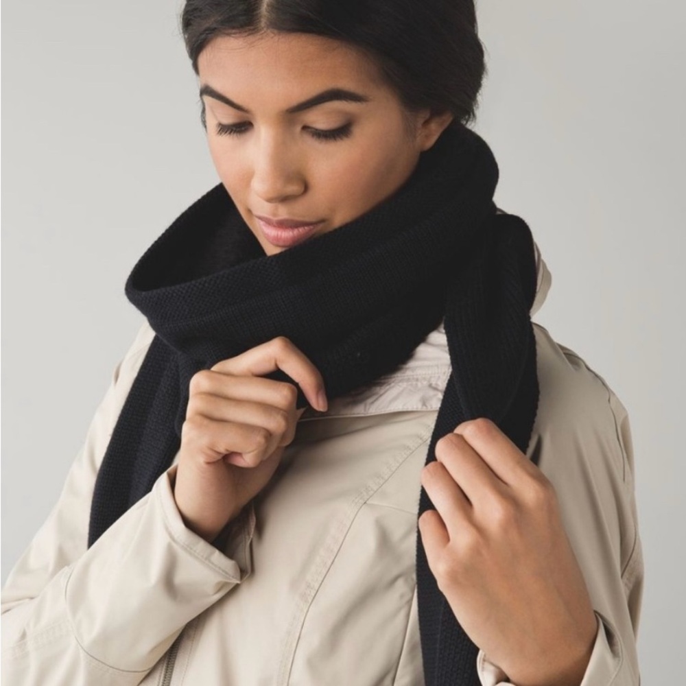 Lululemon Athletica Black Knit Neck Warmer with detachable Scarf